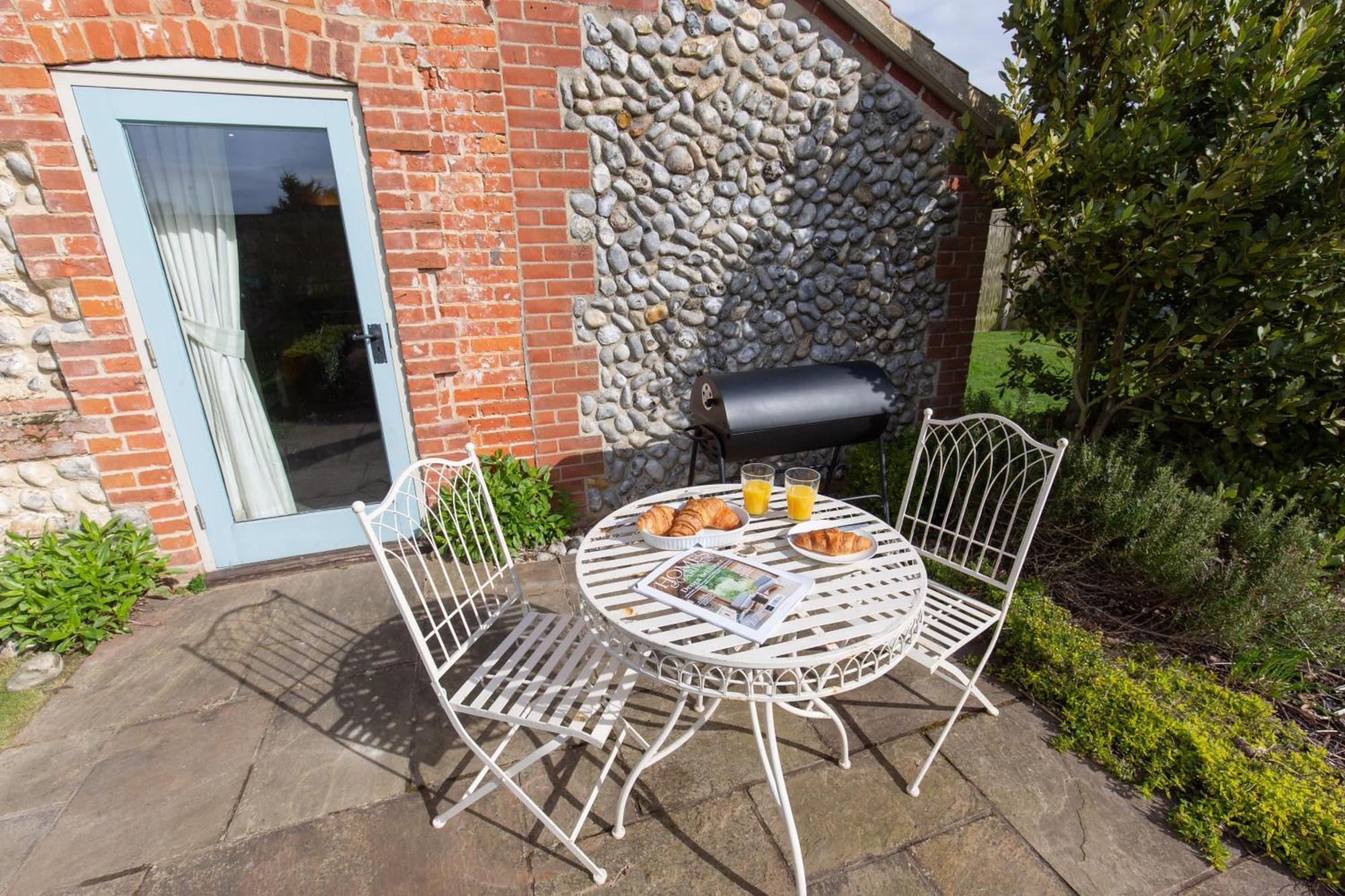 Garden Cottage West Beckham Exterior foto